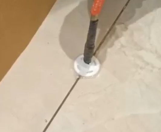 柘荣瓷砖空鼓维修公司专业解答瓷砖在铺贴过程中，如果没有涂抹均匀到位的粘结材料（如水泥砂浆或瓷砖胶），可能会导致以下问题