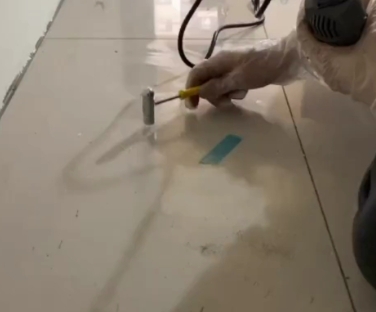 柘荣瓷砖开裂维修公司专业分享瓷砖在铺贴前如果没有沥干水分，将会导致以下问题